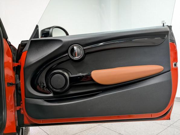Mini Hatch III (F55/F56) Рестайлинг с пробегом 2020 года, цена 2 395 000 рублей, 46120 км, хэтчбек, Автокод Объявления