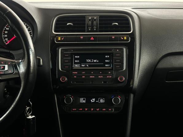 Volkswagen Polo V Рестайлинг с пробегом 2017 года, цена 1 050 000 рублей, 136171 км, седан, Автокод Объявления