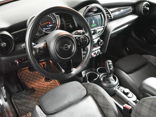 Mini Hatch III (F55/F56) Рестайлинг с пробегом 2018 года, цена 2 400 000 рублей, 50995 км, хэтчбек, Автокод Объявления
