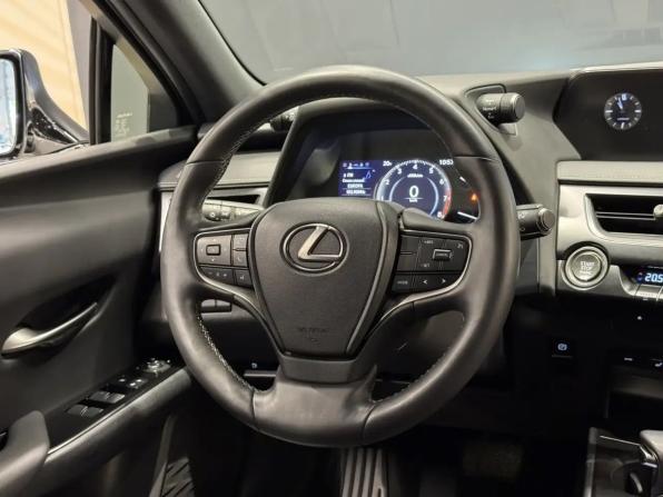 Lexus UX I с пробегом 2021 года, цена 3 379 000 рублей, 32000 км, внедорожник, Автокод Объявления