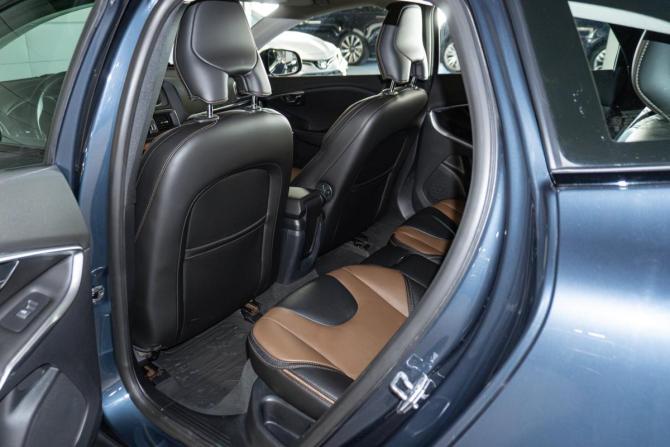 Volvo V40 Cross Country I Рестайлинг с пробегом 2019 года, цена 2 310 000 рублей, 51926 км, хэтчбек, Автокод Объявления
