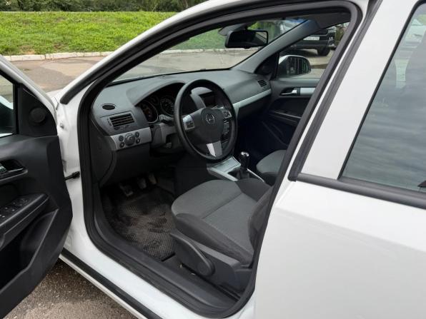 Opel Astra H Рестайлинг с пробегом 2012 года, цена 480 000 рублей, 242057 км, седан, Автокод Объявления