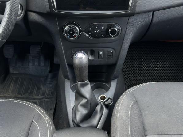 Renault Sandero II с пробегом 2015 года, цена 600 000 рублей, 176234 км, хэтчбек, Автокод Объявления