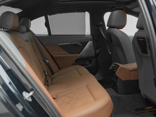 BMW 5 серии VIII (G60/G61/G68) с пробегом 2025 года, цена 9 990 000 рублей, 1210 км, седан, Автокод Объявления
