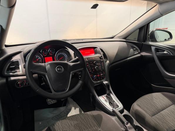 Opel Astra J Рестайлинг с пробегом 2013 года, цена 710 000 рублей, 155001 км, седан, Автокод Объявления