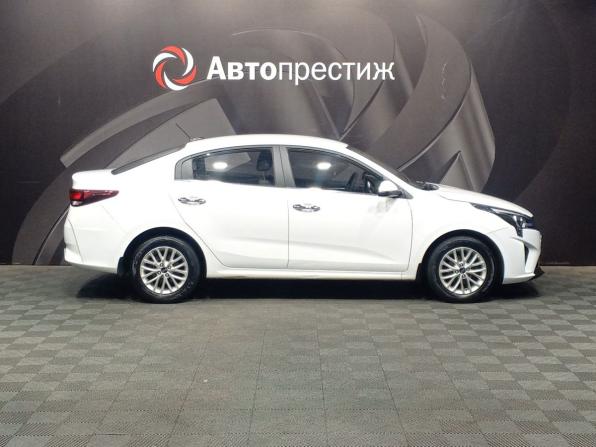 Kia Rio IV Рестайлинг с пробегом 2021 года, цена 1 680 000 рублей, 72640 км, седан, Автокод Объявления