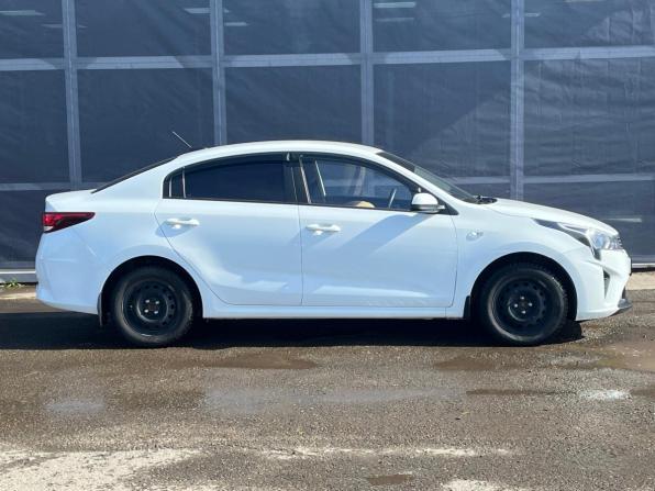 Kia Rio IV Рестайлинг с пробегом 2020 года, цена 1 400 000 рублей, 87700 км, седан, Автокод Объявления