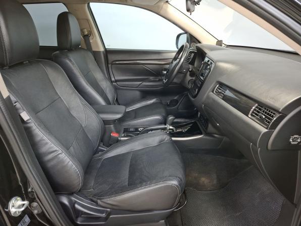 Mitsubishi Outlander III Рестайлинг 2 с пробегом 2017 года, цена 1 799 000 рублей, 196779 км, внедорожник, Автокод Объявления