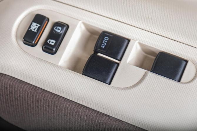 Toyota Spade с пробегом 2014 года, цена 1 489 000 рублей, 210000 км, компактвэн, Автокод Объявления