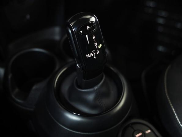 Mini Hatch III (F55/F56) Рестайлинг с пробегом 2018 года, цена 2 129 000 рублей, 60000 км, хэтчбек, Автокод Объявления