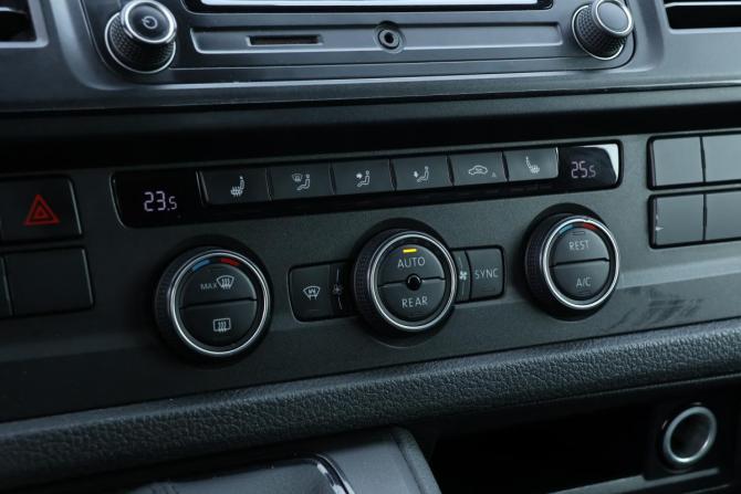 Volkswagen Caravelle T6 с пробегом 2015 года, цена 2 995 000 рублей, 270118 км, минивэн, Автокод Объявления
