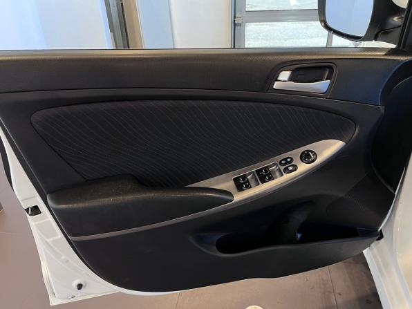 Hyundai Solaris I Рестайлинг с пробегом 2015 года, цена 675 000 рублей, 266663 км, седан, Автокод Объявления