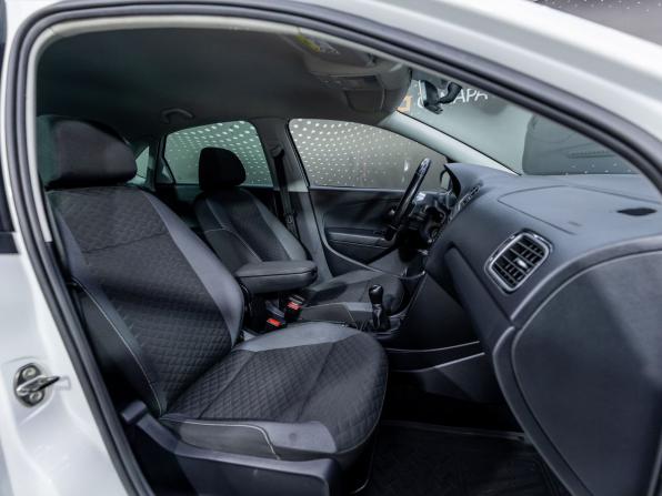 Volkswagen Polo V Рестайлинг с пробегом 2018 года, цена 1 105 000 рублей, 79742 км, седан, Автокод Объявления