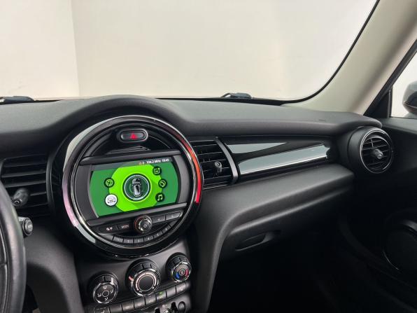 Mini Hatch III (F55/F56) Рестайлинг с пробегом 2019 года, цена 1 800 000 рублей, 46360 км, хэтчбек, Автокод Объявления