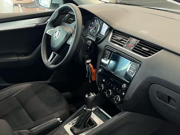 Skoda Octavia III (A7) Рестайлинг с пробегом 2017 года, цена 1 660 000 рублей, 146000 км, лифтбек, Автокод Объявления