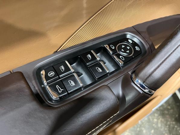 Porsche Cayenne II (958) с пробегом 2011 года, цена 2 379 000 рублей, 239700 км, внедорожник, Автокод Объявления