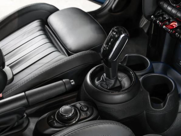 Mini Hatch III (F55/F56) Рестайлинг 2 с пробегом 2021 года, цена 4 098 000 рублей, 23201 км, хэтчбек, Автокод Объявления