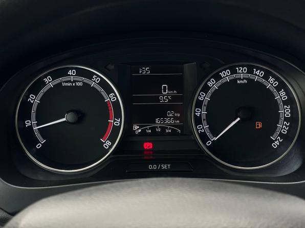 Skoda Rapid I Рестайлинг с пробегом 2017 года, цена 1 095 000 рублей, 165366 км, лифтбек, Автокод Объявления