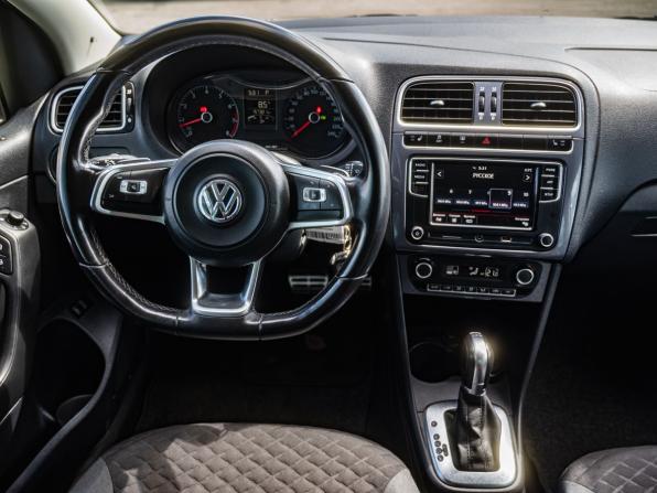 Volkswagen Polo V Рестайлинг с пробегом 2018 года, цена 1 320 000 рублей, 157321 км, седан, Автокод Объявления