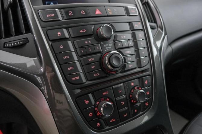Opel Astra J Рестайлинг с пробегом 2014 года, цена 1 049 000 рублей, 87000 км, седан, Автокод Объявления