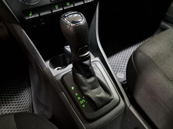 Skoda Rapid I с пробегом 2017 года, цена 1 355 000 рублей, 92630 км, лифтбек, Автокод Объявления