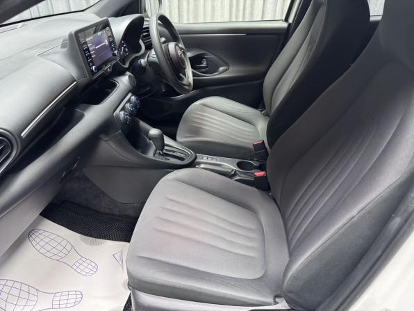 Toyota Yaris IV с пробегом 2020 года, цена 1 400 000 рублей, 65289 км, хэтчбек, Автокод Объявления