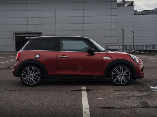Mini Hatch III (F55/F56) Рестайлинг с пробегом 2020 года, цена 2 770 000 рублей, 42379 км, хэтчбек, Автокод Объявления