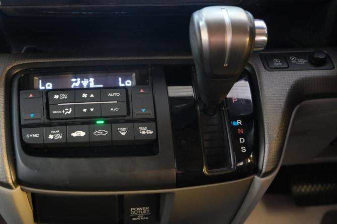 Honda Stepwgn V с пробегом 2015 года, цена 1 799 000 рублей, 83758 км, минивэн, Автокод Объявления