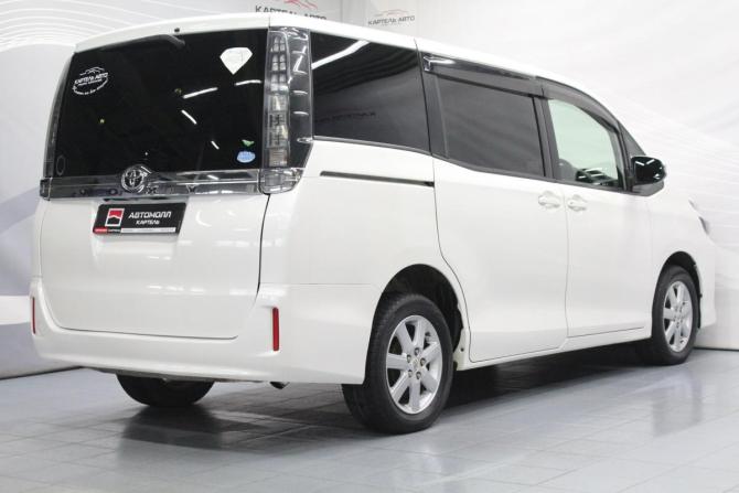 Toyota Voxy III (R80) с пробегом 2014 года, цена 1 679 000 рублей, 196000 км, минивэн, Автокод Объявления