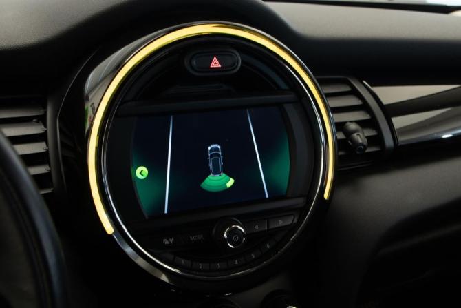 Mini Hatch III (F55/F56) Рестайлинг с пробегом 2018 года, цена 1 885 000 рублей, 76570 км, хэтчбек, Автокод Объявления