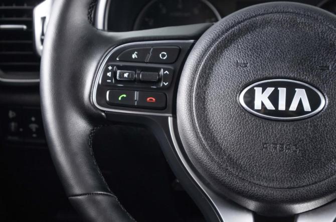 Kia Sportage IV Рестайлинг с пробегом 2018 года, цена 1 699 000 рублей, 215000 км, внедорожник, Автокод Объявления