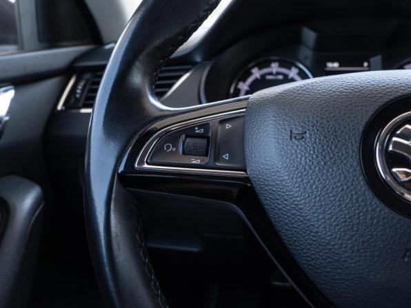 Skoda Octavia III (A7) Рестайлинг с пробегом 2018 года, цена 1 874 000 рублей, 184856 км, лифтбек, Автокод Объявления