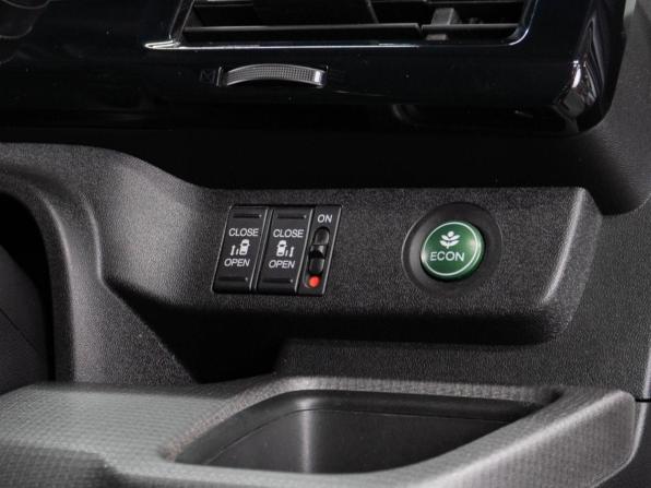 Honda Stepwgn V Рестайлинг с пробегом 2017 года, цена 2 399 000 рублей, 155728 км, минивэн, Автокод Объявления