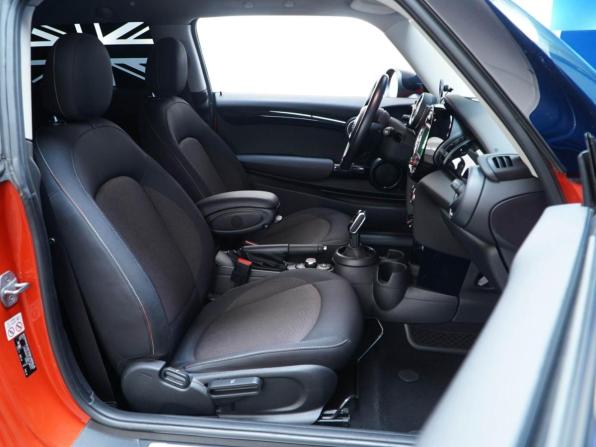 Mini Hatch III (F55/F56) с пробегом 2018 года, цена 1 799 077 рублей, 74605 км, хэтчбек, Автокод Объявления