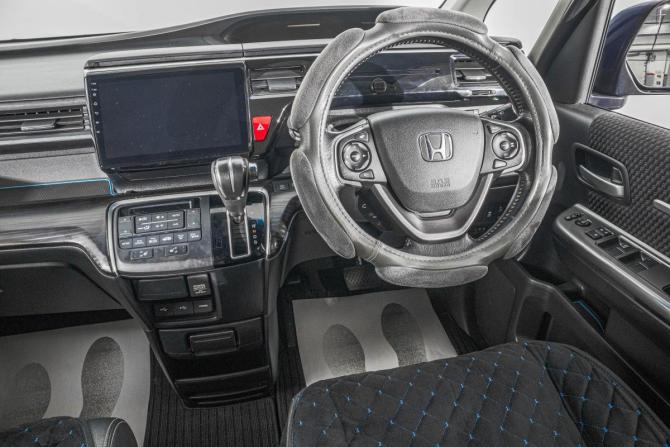Honda Stepwgn V с пробегом 2015 года, цена 1 749 000 рублей, 162000 км, минивэн, Автокод Объявления