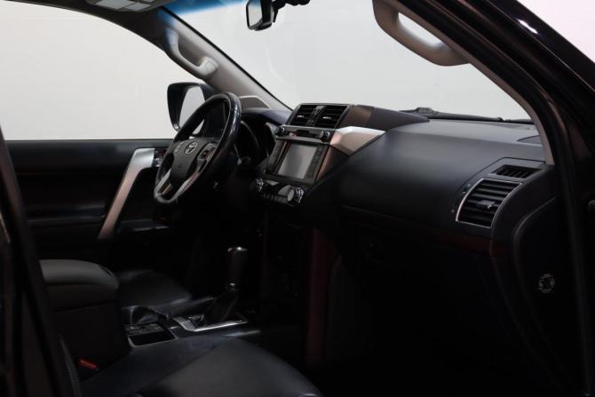 Toyota Land Cruiser Prado 150 Series Рестайлинг 1 с пробегом 2017 года, цена 3 990 000 рублей, 155150 км, внедорожник, Автокод Объявления
