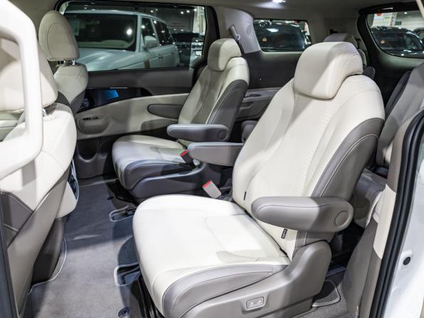Kia Carnival IV Рестайлинг с пробегом 2024 года, цена 5 899 700 рублей, 32546 км, минивэн, Автокод Объявления