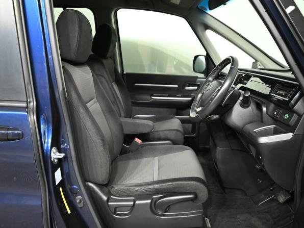 Honda Stepwgn V Рестайлинг с пробегом 2018 года, цена 2 400 000 рублей, 119800 км, минивэн, Автокод Объявления