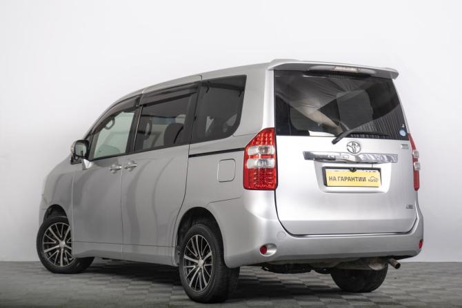 Toyota Noah II (R70) с пробегом 2011 года, цена 1 479 000 рублей, 303000 км, минивэн, Автокод Объявления