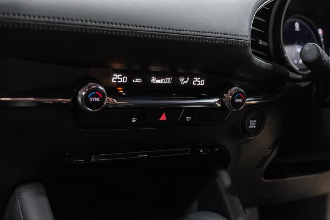 Mazda 3 IV (BP) с пробегом 2021 года, цена 1 869 000 рублей, 28000 км, хэтчбек, Автокод Объявления