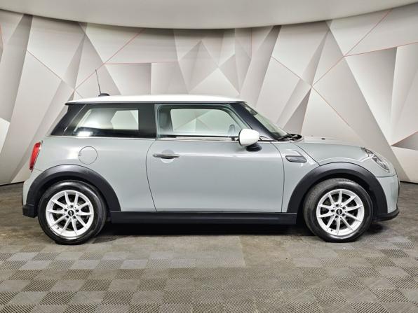 Mini Hatch III (F55/F56) Рестайлинг 2 с пробегом 2022 года, цена 2 650 000 рублей, 38691 км, хэтчбек, Автокод Объявления