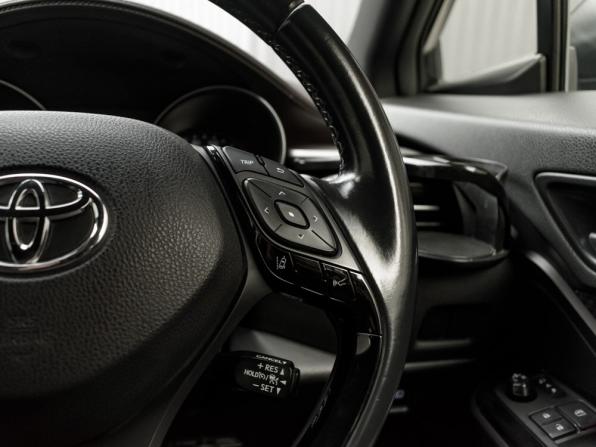 Toyota C-HR I с пробегом 2018 года, цена 2 315 000 рублей, 89403 км, внедорожник, Автокод Объявления
