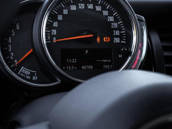 Mini Hatch III (F55/F56) Рестайлинг с пробегом 2018 года, цена 2 260 000 рублей, 46800 км, хэтчбек, Автокод Объявления