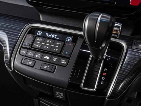 Honda Stepwgn V с пробегом 2015 года, цена 1 899 000 рублей, 149880 км, минивэн, Автокод Объявления