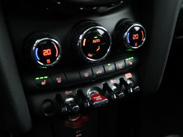 Mini Hatch III (F55/F56) Рестайлинг 2 с пробегом 2021 года, цена 3 374 810 рублей, 22714 км, хэтчбек, Автокод Объявления