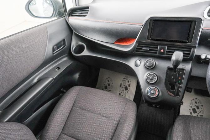 Toyota Sienta II Рестайлинг с пробегом 2019 года, цена 1 329 000 рублей, 109605 км, компактвэн, Автокод Объявления