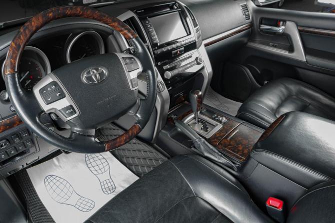 Toyota Land Cruiser 200 Series Рестайлинг 1 с пробегом 2013 года, цена 3 999 000 рублей, 330000 км, внедорожник, Автокод Объявления