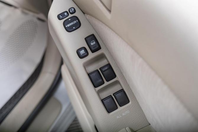 Toyota ISis I Рестайлинг с пробегом 2010 года, цена 1 479 000 рублей, 120000 км, компактвэн, Автокод Объявления