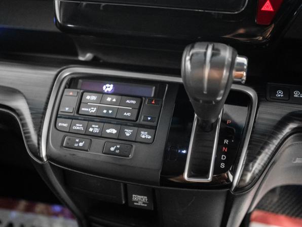 Honda Stepwgn V с пробегом 2015 года, цена 1 800 000 рублей, 99448 км, минивэн, Автокод Объявления