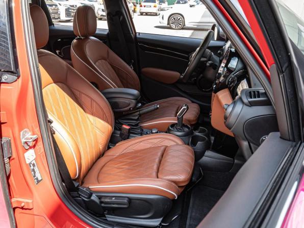 Mini Hatch III (F55/F56) Рестайлинг 2 с пробегом 2021 года, цена 2 795 000 рублей, 12126 км, хэтчбек, Автокод Объявления